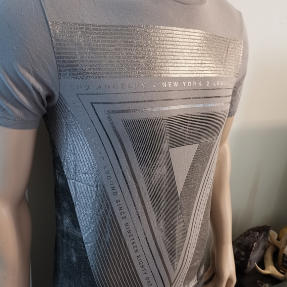 Guess Men's Silver Graphic Tee Triangle Vector Design Grey XS - Picture 4 of 7